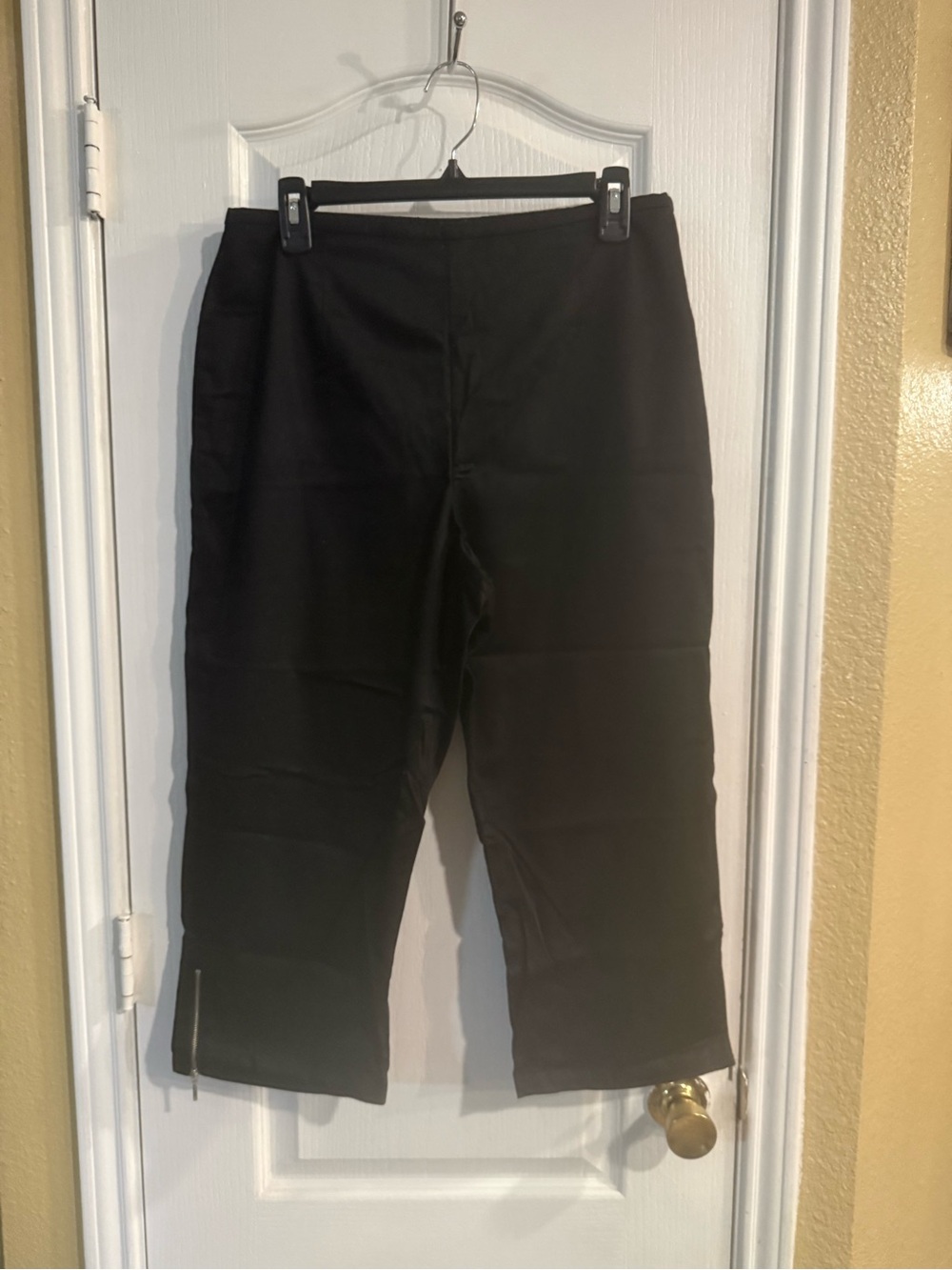 Women’s Black Pull-On Capri Pants